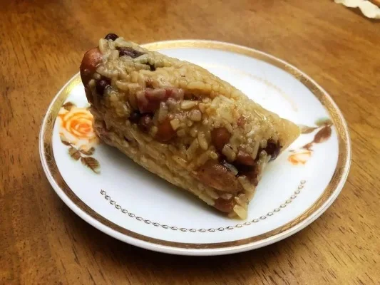 香肠粽子制作教程：糯米香肠粽简单做法